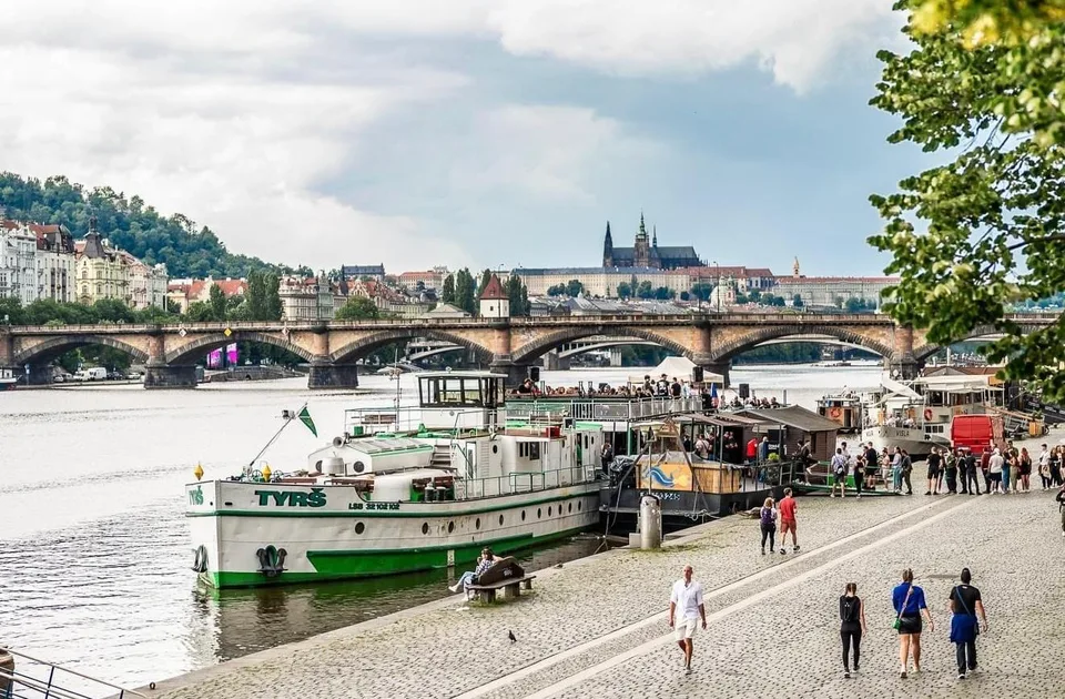 Parník Tyrš u nábřeží pod Pražským hradem